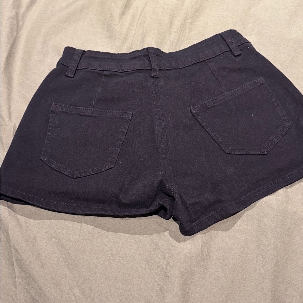 Stylish Black and White Women's Shorts - Picture 3 of 9
